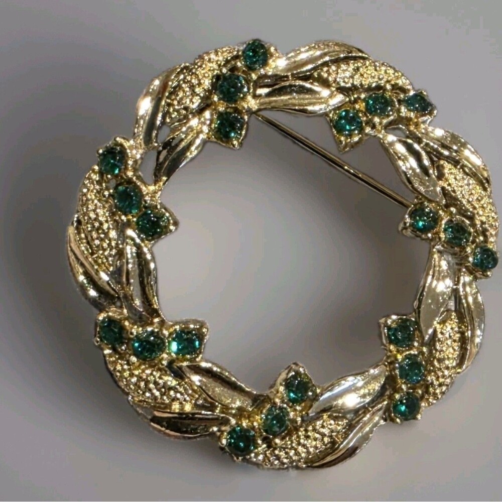 Vintage Gerry’s Gold Tone Wreath Brooch Green Rhinestone Berry Leaf Pin Signed